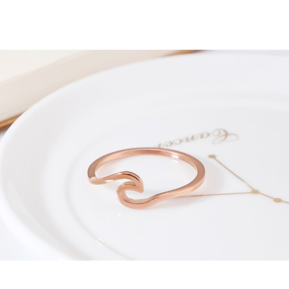 Beautiful Wave Ring - Picture 2 of 8